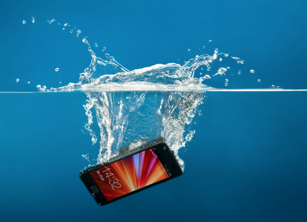 Te contamos cómo reparar un smartphone mojado