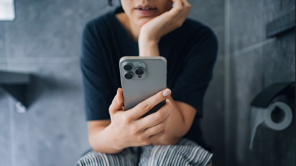 peligros de usar el movil en el baño